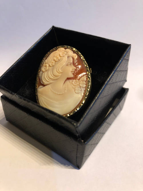 LARGE SIGNED ANTIQUE VICTORIAN 9ct YELLOW GOLD MOUNTED CARVED SHELL CAMEO PENDANT BROOCH