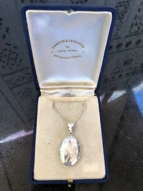 WOW !!! BEAUTIFUL ITALIAN STERLING SILVER BOX LINK CHAIN WITH A STERLING SILVER OVAL LOCKET - 9.48g