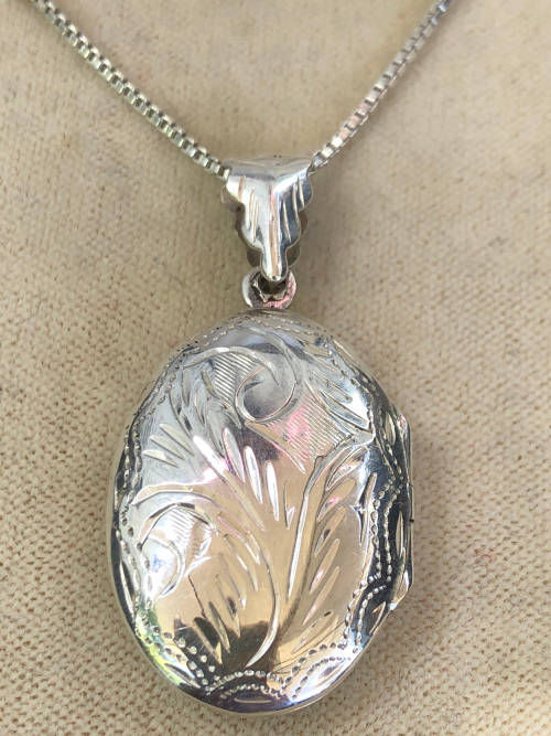 WOW !!! BEAUTIFUL ITALIAN STERLING SILVER BOX LINK CHAIN WITH A STERLING SILVER OVAL LOCKET - 9.48g