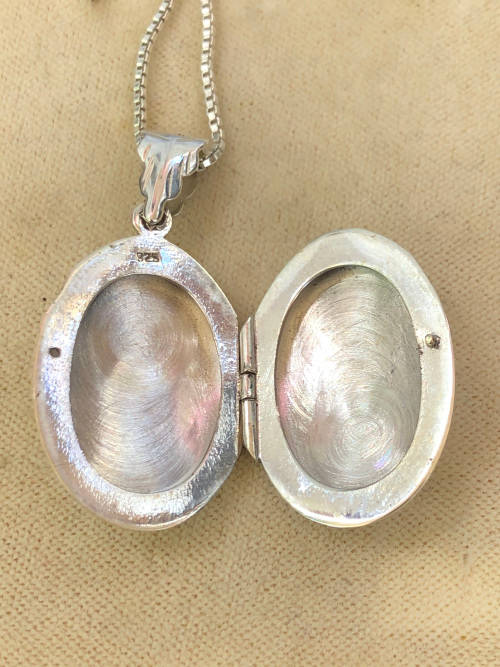 WOW !!! BEAUTIFUL ITALIAN STERLING SILVER BOX LINK CHAIN WITH A STERLING SILVER OVAL LOCKET - 9.48g