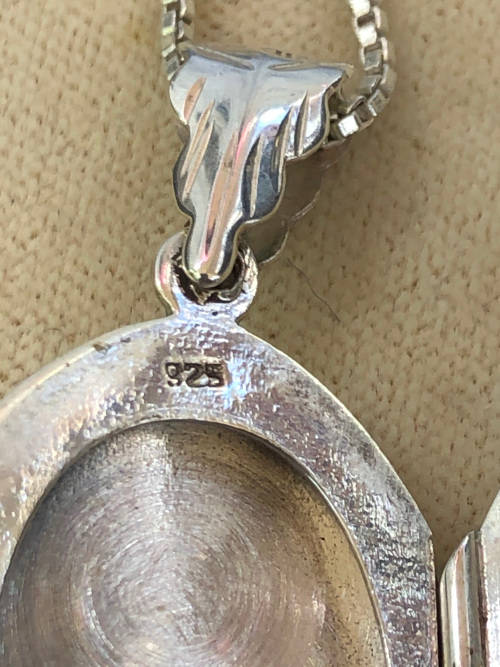WOW !!! BEAUTIFUL ITALIAN STERLING SILVER BOX LINK CHAIN WITH A STERLING SILVER OVAL LOCKET - 9.48g