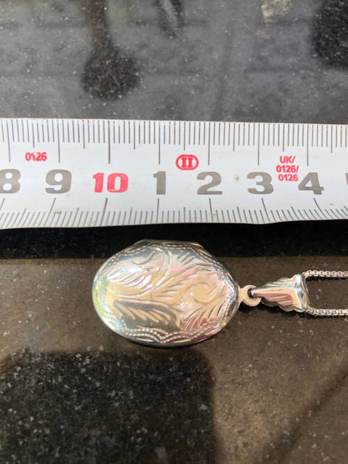 WOW !!! BEAUTIFUL ITALIAN STERLING SILVER BOX LINK CHAIN WITH A STERLING SILVER OVAL LOCKET - 9.48g