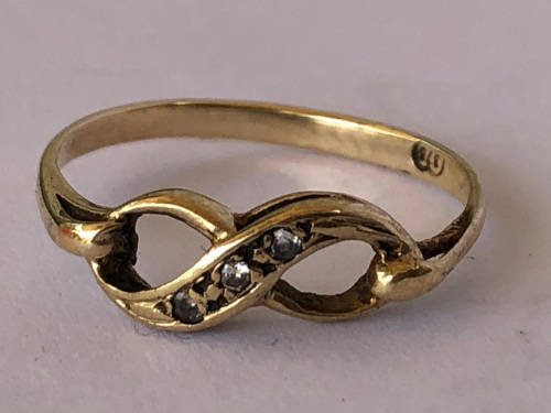 WOW !!! GORGEOUS 9ct YELLOW GOLD AND DIAMOND INFINITY RING WITH 3 DIAMONDS - 1.14g
