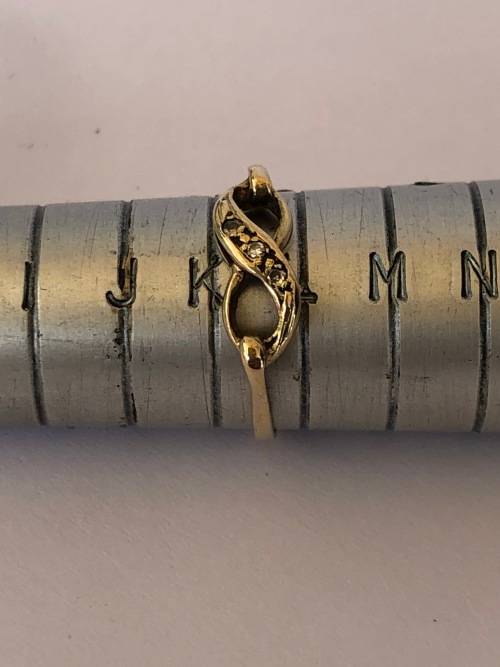 WOW !!! GORGEOUS 9ct YELLOW GOLD AND DIAMOND INFINITY RING WITH 3 DIAMONDS - 1.14g