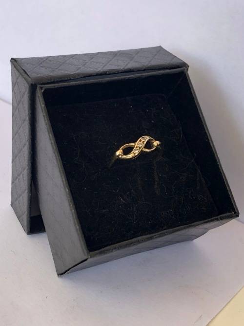 WOW !!! GORGEOUS 9ct YELLOW GOLD AND DIAMOND INFINITY RING WITH 3 DIAMONDS - 1.14g