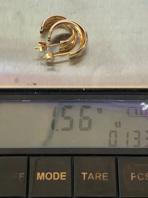 GORGEOUS PAIR OF VINTAGE 9ct YELLOW GOLD SWIRL EARRINGS - THE BUTTERFLY`S ARE MARKED - 1.56g