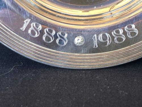 RARE !!! COMMEMORATIVE DE BEERS STERLING SILVER DISH 1888 - 1988 INSET WITH A DIAMOND - 112.62g