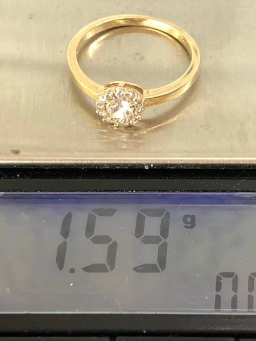 GORGEOUS 9ct VINTAGE YELLOW GOLD AND CZ CLUSTER RING  - SIZE M1/4 - 1.59g