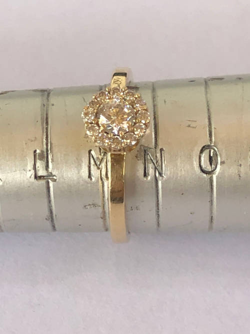 GORGEOUS 9ct VINTAGE YELLOW GOLD AND CZ CLUSTER RING  - SIZE M1/4 - 1.59g