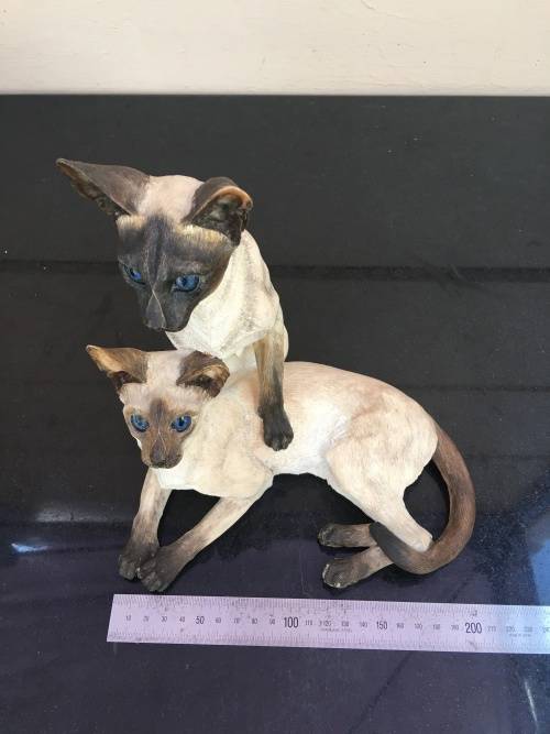 Country Artists Collectable Cat Figurines Siamese Pair Signed and Dated 2004 No: 03527