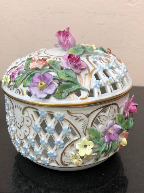 WOW !!! CARL THIEME FOR DRESDEN (1902 - 1920) RARE PIERCED AND EMBELLISHED LIDDED BOWL