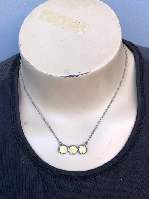 WOW !!! STUNNING VINTAGE STERLING SILVER NECKLACE WITH AN IVORINE PENDANT- 5.18g