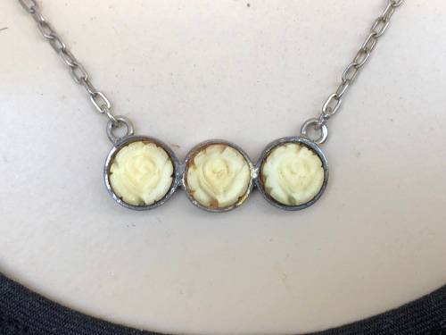 WOW !!! STUNNING VINTAGE STERLING SILVER NECKLACE WITH AN IVORINE PENDANT- 5.18g