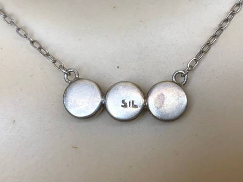 WOW !!! STUNNING VINTAGE STERLING SILVER NECKLACE WITH AN IVORINE PENDANT- 5.18g