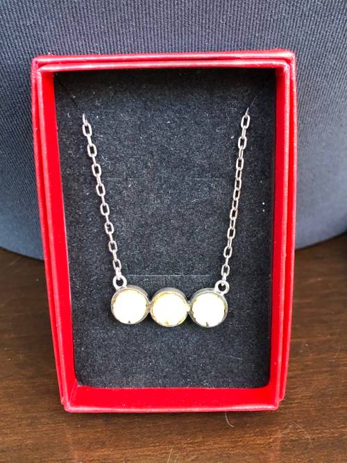 WOW !!! STUNNING VINTAGE STERLING SILVER NECKLACE WITH AN IVORINE PENDANT- 5.18g