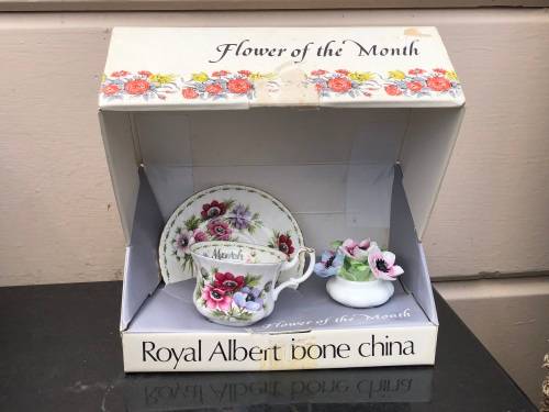 ROYAL ALBERT ANEMONES FLOWER OF THE MONTH MARCH DUO AND POSY IN THE ORIGINAL BOX - DUO IS MINT !!!