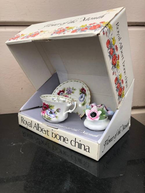 ROYAL ALBERT ANEMONES FLOWER OF THE MONTH MARCH DUO AND POSY IN THE ORIGINAL BOX - DUO IS MINT !!!