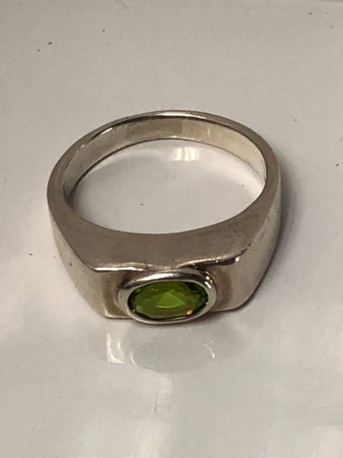 BEAUTIFUL STERLING SILVER AND PERIDOT DRESS RING - 4.92g - SIZE P