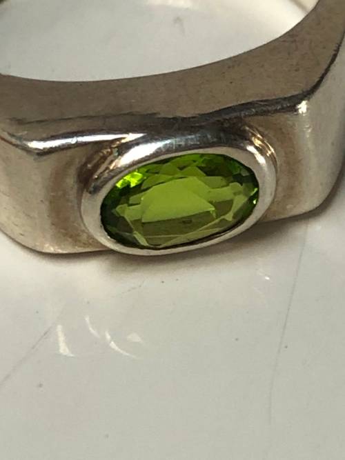 BEAUTIFUL STERLING SILVER AND PERIDOT DRESS RING - 4.92g - SIZE P