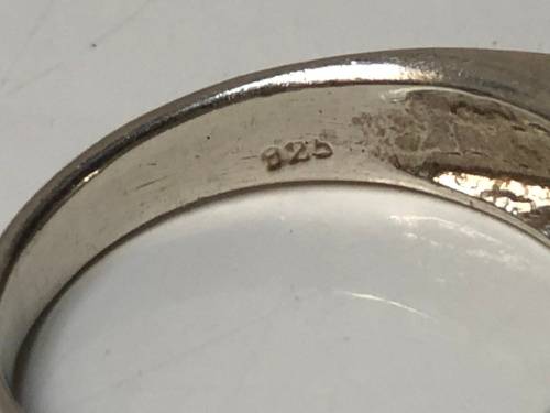 BEAUTIFUL STERLING SILVER AND PERIDOT DRESS RING - 4.92g - SIZE P