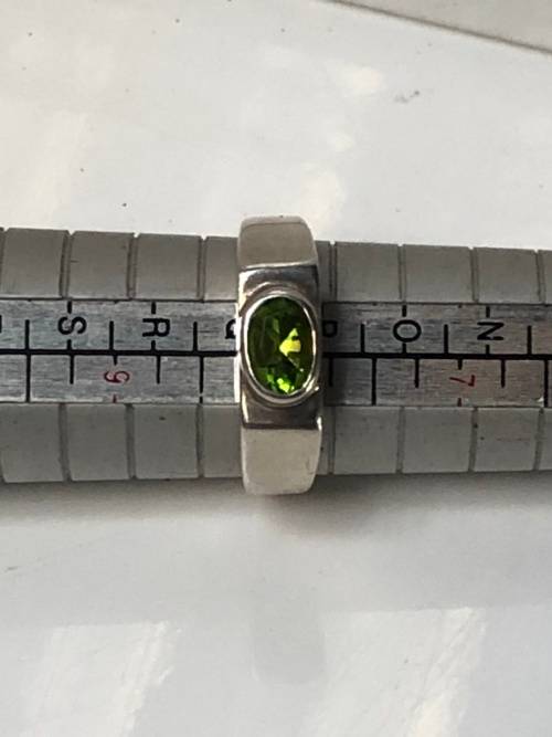 BEAUTIFUL STERLING SILVER AND PERIDOT DRESS RING - 4.92g - SIZE P