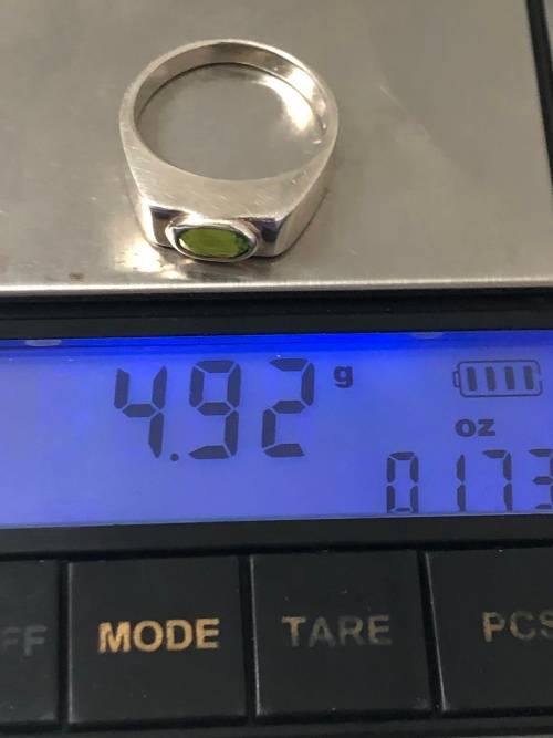 BEAUTIFUL STERLING SILVER AND PERIDOT DRESS RING - 4.92g - SIZE P