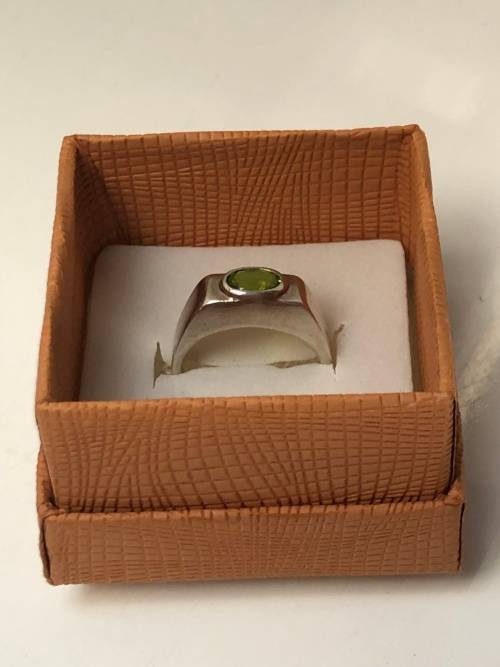 BEAUTIFUL STERLING SILVER AND PERIDOT DRESS RING - 4.92g - SIZE P