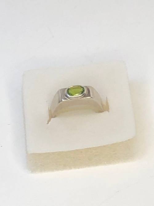 BEAUTIFUL STERLING SILVER AND PERIDOT DRESS RING - 4.92g - SIZE P