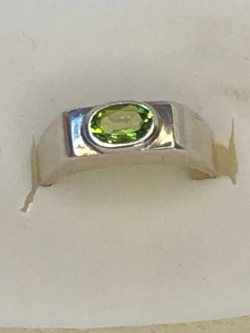 BEAUTIFUL STERLING SILVER AND PERIDOT DRESS RING - 4.92g - SIZE P