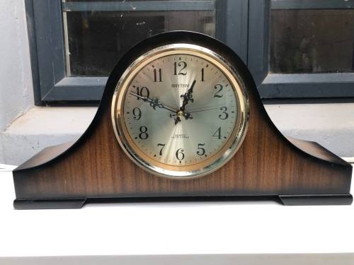 STUNNING RHYTHM WOOD CASED QUARTZ MANTEL CLOCK CHIMING ON THE HALF AND ON THE HOUR