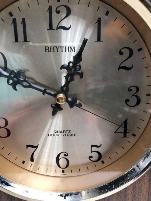 STUNNING RHYTHM WOOD CASED QUARTZ MANTEL CLOCK CHIMING ON THE HALF AND ON THE HOUR