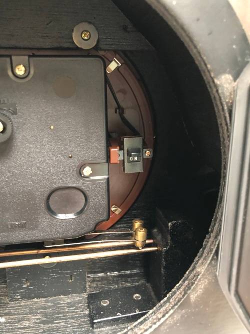 STUNNING RHYTHM WOOD CASED QUARTZ MANTEL CLOCK CHIMING ON THE HALF AND ON THE HOUR