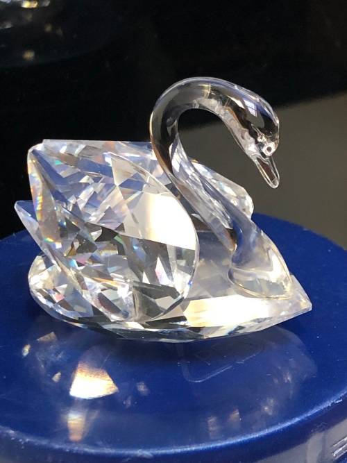 MID SIZED SWAROVSKI CRYSTAL SWAN IN AN ORIGINAL BOX - MINT CONDITION