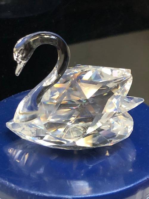 MID SIZED SWAROVSKI CRYSTAL SWAN IN AN ORIGINAL BOX - MINT CONDITION