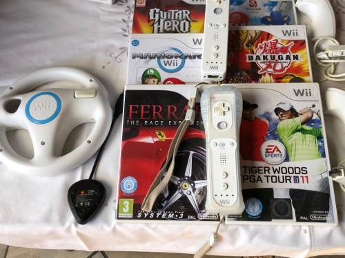 JOBLOT OF WII CONTROLLERS AND GUITAR HERO AS WELL AS VARIOUS GAMES