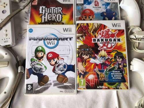 JOBLOT OF WII CONTROLLERS AND GUITAR HERO AS WELL AS VARIOUS GAMES