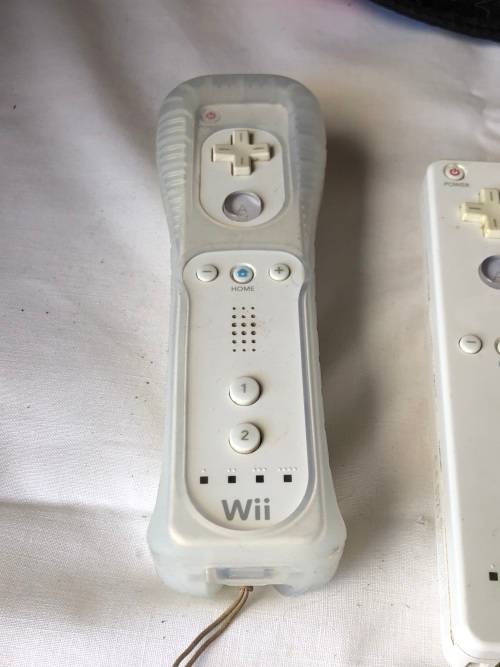 JOBLOT OF WII CONTROLLERS AND GUITAR HERO AS WELL AS VARIOUS GAMES