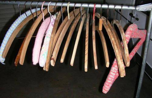 18 x Vintage wooden coat hangers - keep your vintage clothes on authentic hangers