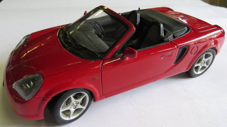 Auto Art Toyota MR 2 Spyder model car - Scale 1/18 - Bonnet scratched