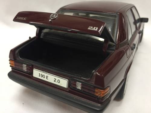 AutoArt Mercedes-Benz 190E 20 model car - scale 1/18