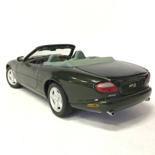 Maisto Jaguar XK8 model car - scale 1/18