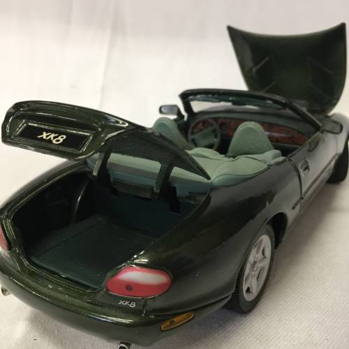 Maisto Jaguar XK8 model car - scale 1/18