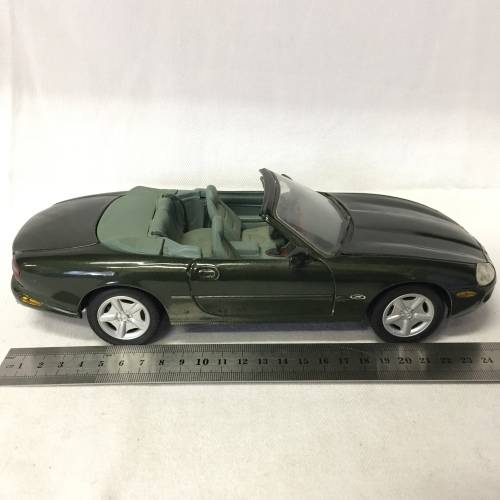 Maisto Jaguar XK8 model car - scale 1/18