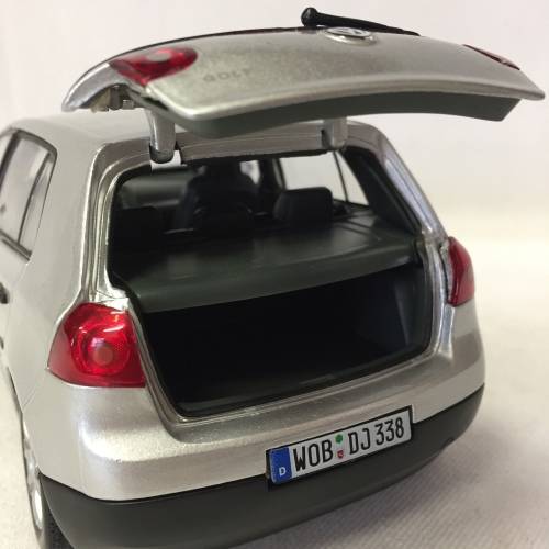 Welly Volskwagen Golf V 1.6 FSi model car - scale 1/18