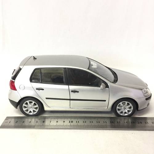 Welly Volskwagen Golf V 1.6 FSi model car - scale 1/18