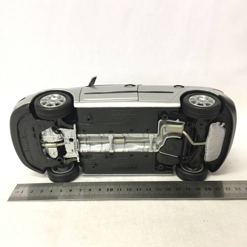 Welly Volskwagen Golf V 1.6 FSi model car - scale 1/18