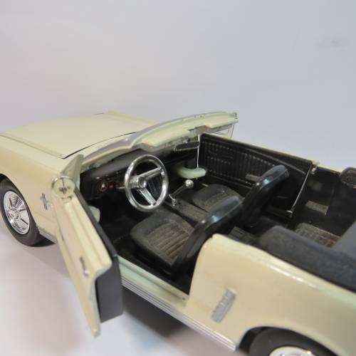 Motor Max 1964 Ford mustang convertible model car - Scale 1/24