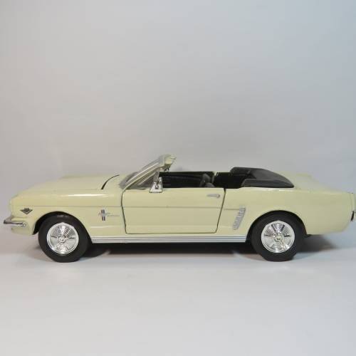 Motor Max 1964 Ford mustang convertible model car - Scale 1/24
