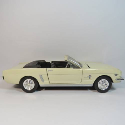 Motor Max 1964 Ford mustang convertible model car - Scale 1/24
