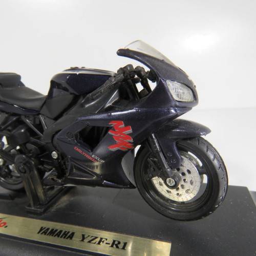 Maisto Yamaha YZF-R1 model motorcycle  scale 1/18